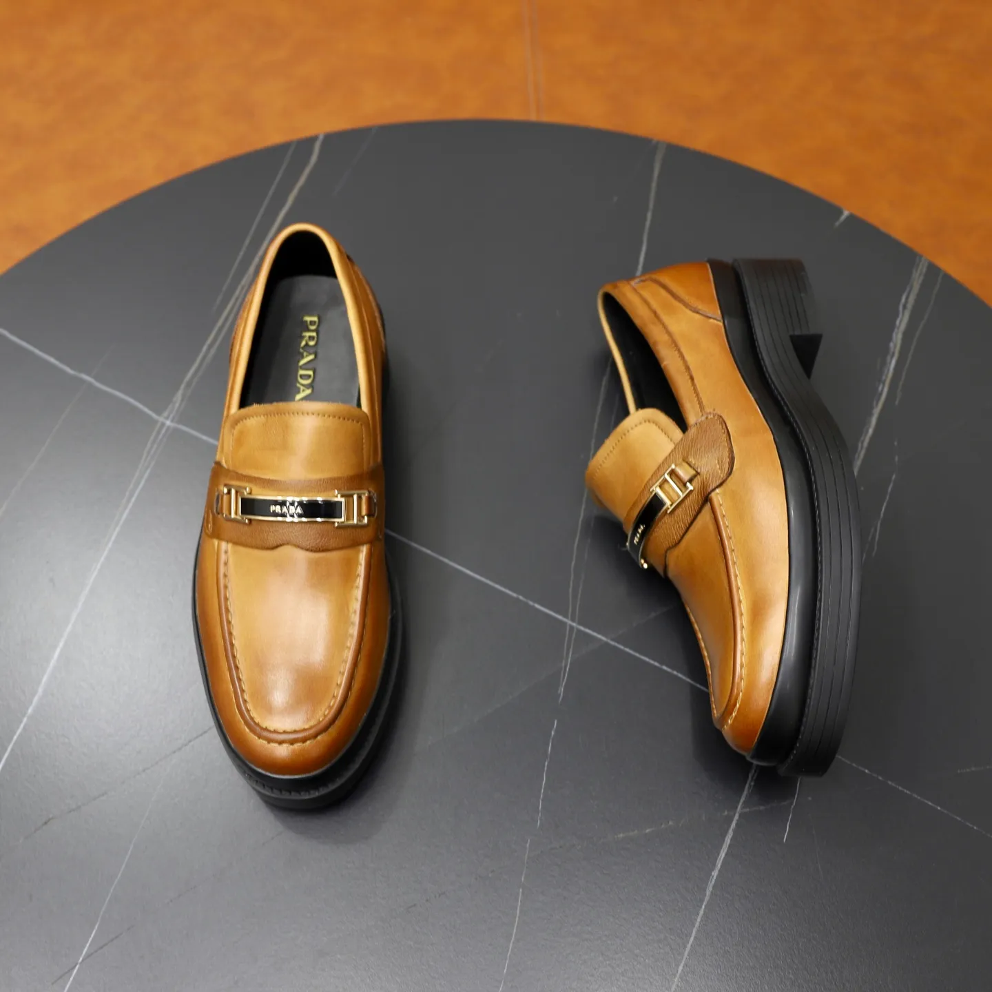 Men's shoes: 540💰🙅‍♂️🙅‍♂️🙅‍♂️ Brand: PRADA Standard code: Men's code 38-44 (45 can be customized) Grade: Same style as the official website Original order quality Material: Original cowhide surface Comfortable sheepskin lining Original outsole Style category: Men's fashionable casual leather shoes Distinguished big-name luxury elements Top luxury Color: actual picture color